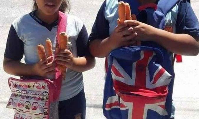 Os alunos receberam cenouras e uma receita de bolo para ter uma 'páscoa saudável'(foto: Reprodução Facebook) Os alunos receberam cenouras e uma receita de bolo para ter uma 'páscoa saudável'(foto: Reprodução Facebook)