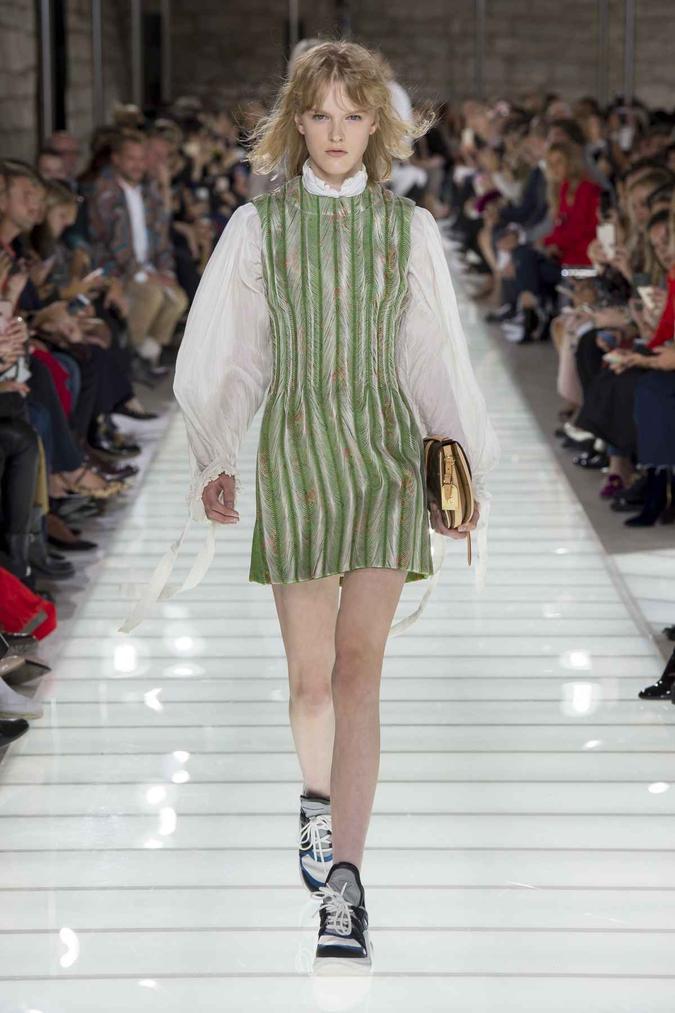 Tênis da Louis Vuitton combinando com vestido feminino na passarela do Verão 2018 da marca.(foto: Kim Weston Arnold / Indigital.tv) Tênis da Louis Vuitton combinando com vestido feminino na passarela do Verão 2018 da marca.(foto: Kim Weston Arnold / Indigital.tv)