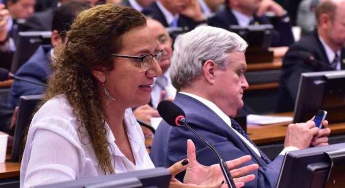 Membro da oposição, a deputada Jandira Feghali (PC do B-RJ) ressaltou que é preciso ficar claro que opositores poderão usar procedimentos regimentais Membro da oposição, a deputada Jandira Feghali (PC do B-RJ) ressaltou que é preciso ficar claro que opositores poderão usar procedimentos regimentais