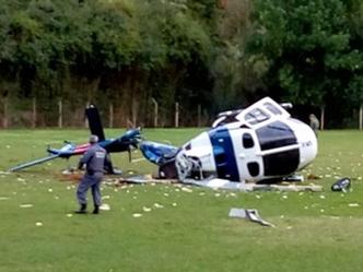 O helicóptero que transportava o governador bateu em uma trave de um campo de futebol antes de cair(foto: Divulgação) O helicóptero que transportava o governador bateu em uma trave de um campo de futebol antes de cair(foto: Divulgação)