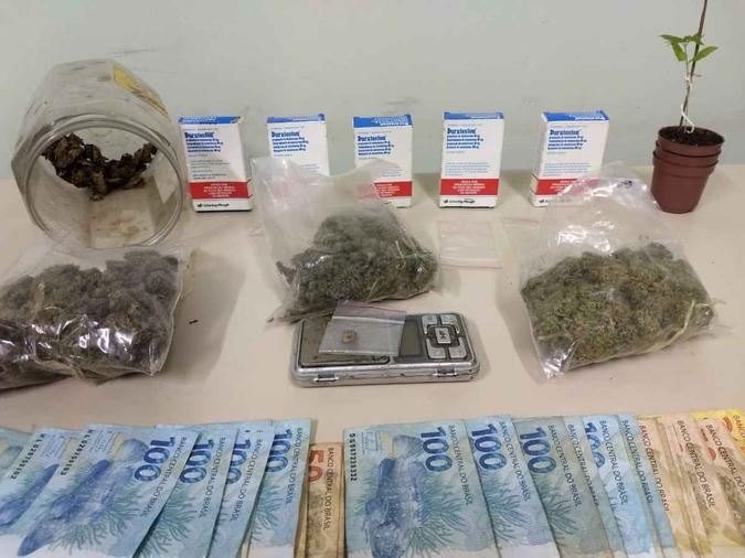 Na casa do suspeito, a polícia encontrou drogas, anabolizantes e R$ 2,5 mil em espécie, além de uma balança de precisão(foto: PCDF/Divulgação) Na casa do suspeito, a polícia encontrou drogas, anabolizantes e R$ 2,5 mil em espécie, além de uma balança de precisão(foto: PCDF/Divulgação)