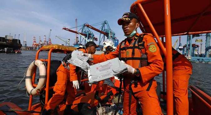 Destroço do avião foram encontrados pela equipe de resgaste (foto: Resmi Malau/AFP) Destroço do avião foram encontrados pela equipe de resgaste (foto: Resmi Malau/AFP)