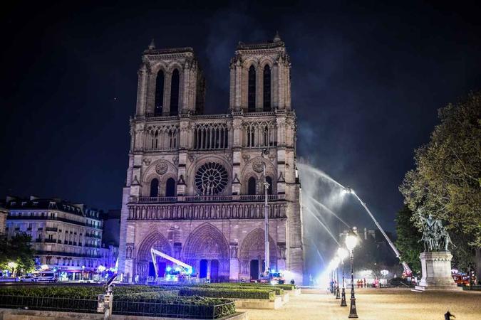 Bombeiros apagando as chamas que atingiram a catedral de Notre-Dame, em Paris(foto: STEPHANE DE SAKUTIN / AFP) Bombeiros apagando as chamas que atingiram a catedral de Notre-Dame, em Paris(foto: STEPHANE DE SAKUTIN / AFP)