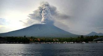 O vulcão Agung em erupção visto do subdistrito de Kubu na região de Karangasem, na ilha turística de Bali(foto: Sonny Tumberlaka/ AFP ) O vulcão Agung em erupção visto do subdistrito de Kubu na região de Karangasem, na ilha turística de Bali(foto: Sonny Tumberlaka/ AFP )