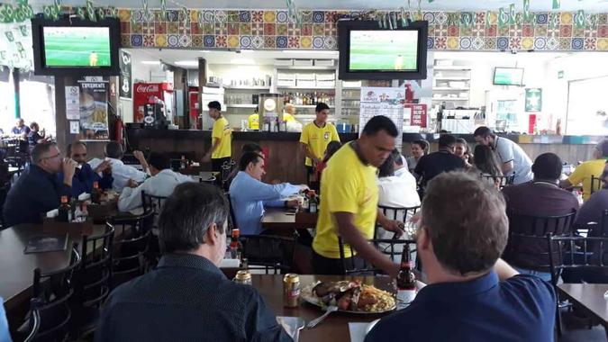 Brasilienses assistem ao primeiro jogo da Copa de 2018, no horário de almoço, em um bar da capitalAntonio Cunha/Esp.CB/D.A Press Brasilienses assistem ao primeiro jogo da Copa de 2018, no horário de almoço, em um bar da capitalAntonio Cunha/Esp.CB/D.A Press