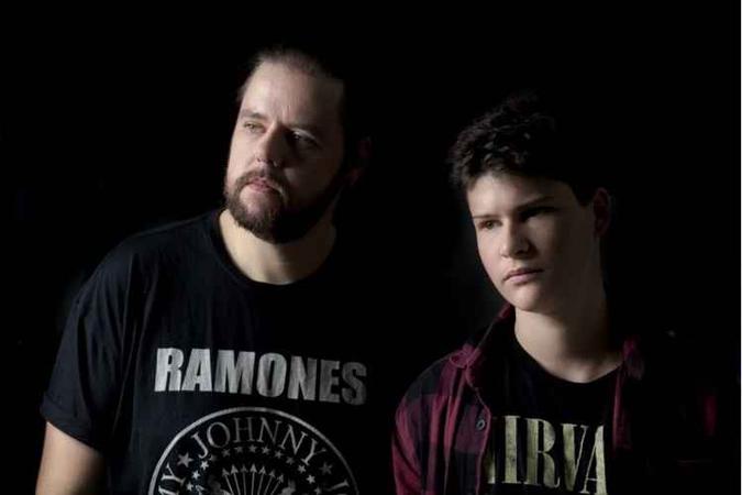 Em 'Como ser um rockstar', Guga Mafra estabelece um diálogo com o filho Eric sobre a sua adolescência musical no DF(foto: Como ser um rockstar/Divulgação) Em 'Como ser um rockstar', Guga Mafra estabelece um diálogo com o filho Eric sobre a sua adolescência musical no DF(foto: Como ser um rockstar/Divulgação)