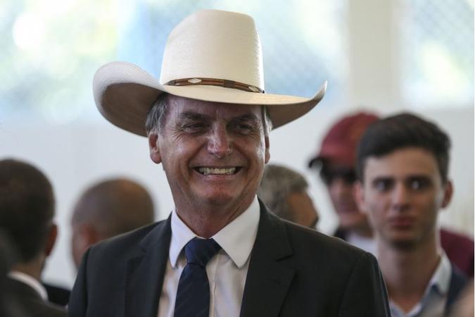 Bolsonaro foi a um almoço, fora da agenda oficial, a convite de um grupo de 30 cantores e duplas sertanejas, no Clube do Exército(foto: José Cruz/Agência Brasil) Bolsonaro foi a um almoço, fora da agenda oficial, a convite de um grupo de 30 cantores e duplas sertanejas, no Clube do Exército(foto: José Cruz/Agência Brasil)