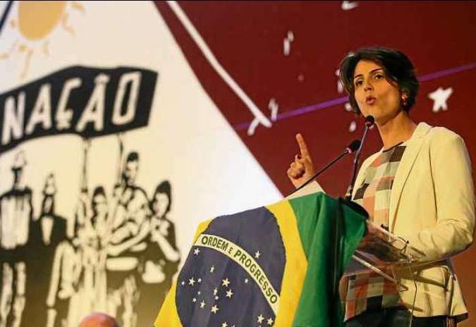Estratégia: loira, a deputada tingiu o cabelo para ter mais identificação com a maioria do povo brasileiro (foto: Dida Sampaio/Agência Estado ) Estratégia: loira, a deputada tingiu o cabelo para ter mais identificação com a maioria do povo brasileiro (foto: Dida Sampaio/Agência Estado )