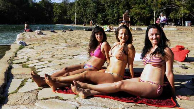 Socorro Dias, Marisa de Araújo e Soraya Farah gostam de aproveitar a piscina da Água Mineral (foto: Ed Alves/CB/D.A Press) Socorro Dias, Marisa de Araújo e Soraya Farah gostam de aproveitar a piscina da Água Mineral (foto: Ed Alves/CB/D.A Press)