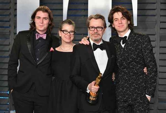 Gulliver (à esquerda) com a madrasta Gisele Schmidt, o pai Gary Oldman e o irmão mais novo Charlie(foto: Dia Dipasupil/AFP) Gulliver (à esquerda) com a madrasta Gisele Schmidt, o pai Gary Oldman e o irmão mais novo Charlie(foto: Dia Dipasupil/AFP)
