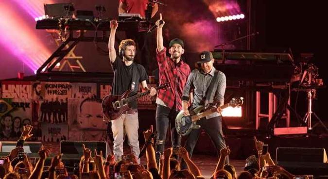 A banda tocou uma música inédita, composta oito dias após a morte de Chester(foto: Christopher Polk) A banda tocou uma música inédita, composta oito dias após a morte de Chester(foto: Christopher Polk)