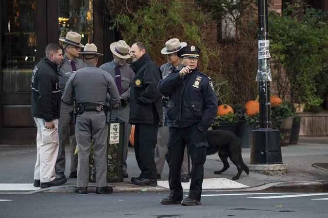 Duas fontes policiais disseram à CNN que o pacote endereçado a Robert De Niro tinha seis selos de bandeiras americanas, dispostos em duas linhas. (foto: Drew Angerer / GETTY IMAGES NORTH AMERICA / AFP) Duas fontes policiais disseram à CNN que o pacote endereçado a Robert De Niro tinha seis selos de bandeiras americanas, dispostos em duas linhas. (foto: Drew Angerer / GETTY IMAGES NORTH AMERICA / AFP)