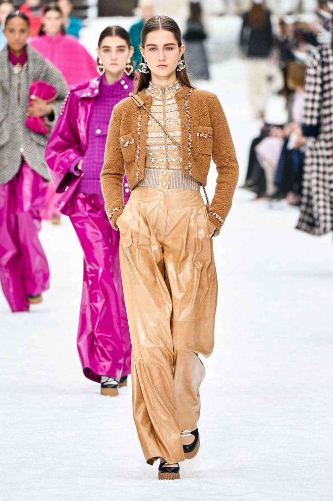 Para sair do comum com a produção monocromática, invista em um mix de texturas, como no look da passarela da Chanel(foto: Chanel/Divulgacao) Para sair do comum com a produção monocromática, invista em um mix de texturas, como no look da passarela da Chanel(foto: Chanel/Divulgacao)