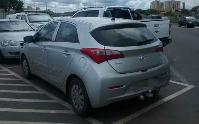 Adolescentes tentaram levar HB 20 que estava estacionado em via pública em Águas Claras(foto: Polícia Militar/Divulgação) Adolescentes tentaram levar HB 20 que estava estacionado em via pública em Águas Claras(foto: Polícia Militar/Divulgação)