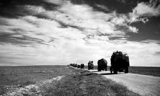Um comboio de caminhões leva refugiados e seus pertences de Gaza para Hebron, na Cisjordânia, em dezembro de 1949(foto: UN Photo/Divulgação) Um comboio de caminhões leva refugiados e seus pertences de Gaza para Hebron, na Cisjordânia, em dezembro de 1949(foto: UN Photo/Divulgação)