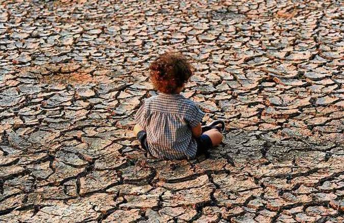 Criança nos arredores de Tegucigalpa, Honduras: exploração desmedida do solo e mudanças climáticas vão impactar a produção de alimentos (foto: Orlando Sierra/AFP - 22/4/16) Criança nos arredores de Tegucigalpa, Honduras: exploração desmedida do solo e mudanças climáticas vão impactar a produção de alimentos (foto: Orlando Sierra/AFP - 22/4/16)