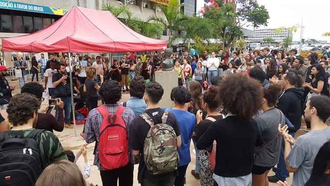 Cerca de 300 pessoas participaram de assembleia realizada pelo Movimento Passe Livre(foto: Carlos Vieira/CB/D.A Press) Cerca de 300 pessoas participaram de assembleia realizada pelo Movimento Passe Livre(foto: Carlos Vieira/CB/D.A Press)