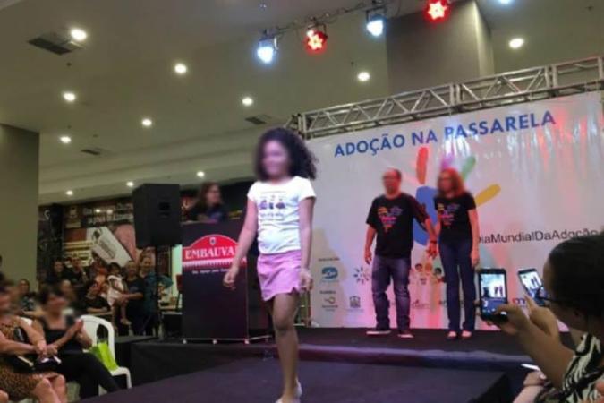 Crianças entre 4 a 17 anos desfilaram em uma passarela montada em um shopping em Cuiabá, na chamada 'Adoção na Passarela'(foto: Reprodução/Internet) Crianças entre 4 a 17 anos desfilaram em uma passarela montada em um shopping em Cuiabá, na chamada 'Adoção na Passarela'(foto: Reprodução/Internet)