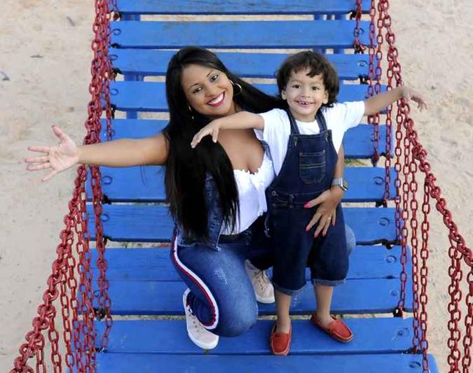 Elisiane Couto tem emergia de sobra para brincar com Joao Pedro(foto: Carlos Vieira/CB/D.A. Press. Brasil. Brasilia - DF. ) Elisiane Couto tem emergia de sobra para brincar com Joao Pedro(foto: Carlos Vieira/CB/D.A. Press. Brasil. Brasilia - DF. )