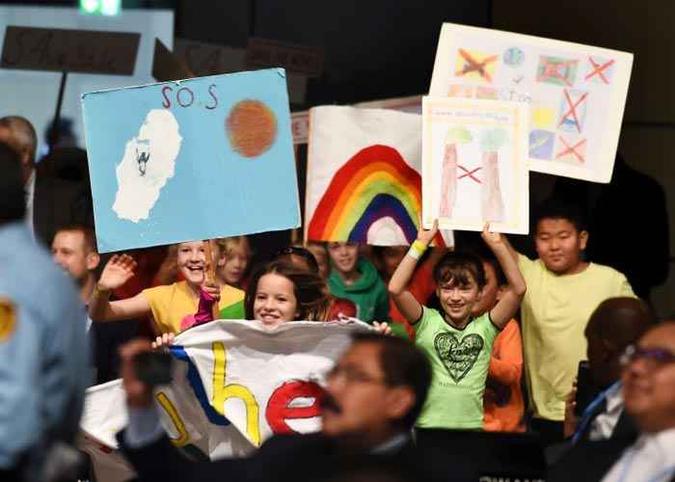 Crianças participaram da abertura da conferência, que durou duas semanas, em Bonn: sob o impacto da saída dos Estados Unidos (foto: AFP / PATRIK STOLLARZ ) Crianças participaram da abertura da conferência, que durou duas semanas, em Bonn: sob o impacto da saída dos Estados Unidos (foto: AFP / PATRIK STOLLARZ )