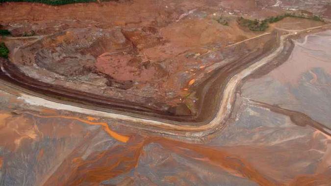 Barragem da Samarco se rompeu em novembro de 2015 (foto: Corpo de Bombeiros/Divulgação) Barragem da Samarco se rompeu em novembro de 2015 (foto: Corpo de Bombeiros/Divulgação)