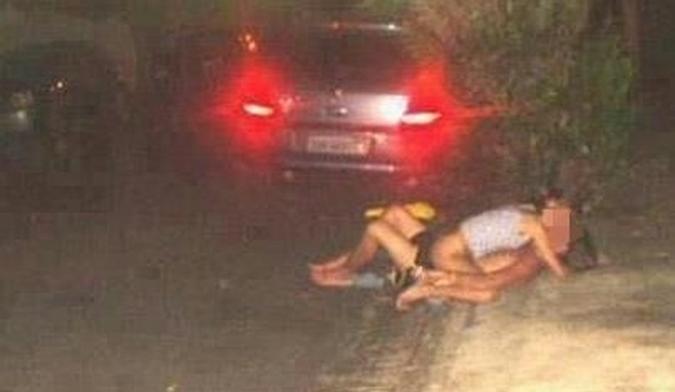 Um casal foi flagrado em uma calçada sem roupas durante o período de realização do Caldas Country(foto: Reprodução/Internet) Um casal foi flagrado em uma calçada sem roupas durante o período de realização do Caldas Country(foto: Reprodução/Internet)