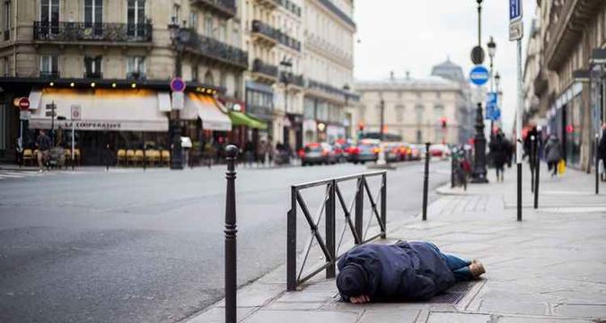 Quem visita Paris, às vezes se surpreende com a pobreza e miséria em algumas partes da capital francesa(foto: Martin Bureau / AFP) Quem visita Paris, às vezes se surpreende com a pobreza e miséria em algumas partes da capital francesa(foto: Martin Bureau / AFP)