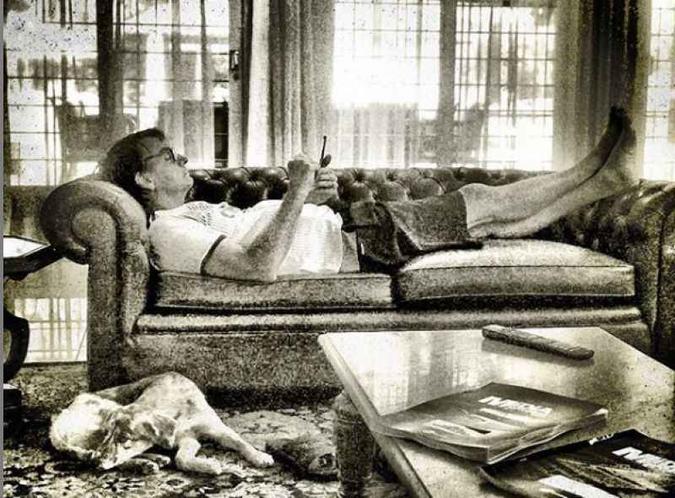 O presidente publicou fotos descansando, incluindo uma em que tem a seu lado a cachorra Beretta, que pertence ao filho Eduardo(foto: Reprodução/Instagram) O presidente publicou fotos descansando, incluindo uma em que tem a seu lado a cachorra Beretta, que pertence ao filho Eduardo(foto: Reprodução/Instagram)