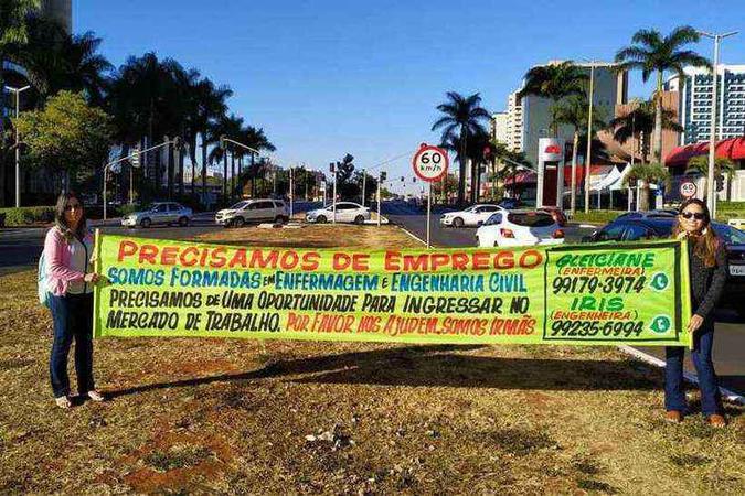 Gleiciane (E) e Íris (D) estenderam faixa na W3 Norte pedindo oportunidades para ingressar no mercado de trabalho(foto: Arquivo Pessoal) Gleiciane (E) e Íris (D) estenderam faixa na W3 Norte pedindo oportunidades para ingressar no mercado de trabalho(foto: Arquivo Pessoal)