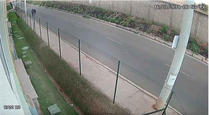 Câmeras de segurança de um condomínio flagraram o homem obrigando a vítima a ir até um terreno baldio(foto: Reprodução) Câmeras de segurança de um condomínio flagraram o homem obrigando a vítima a ir até um terreno baldio(foto: Reprodução)