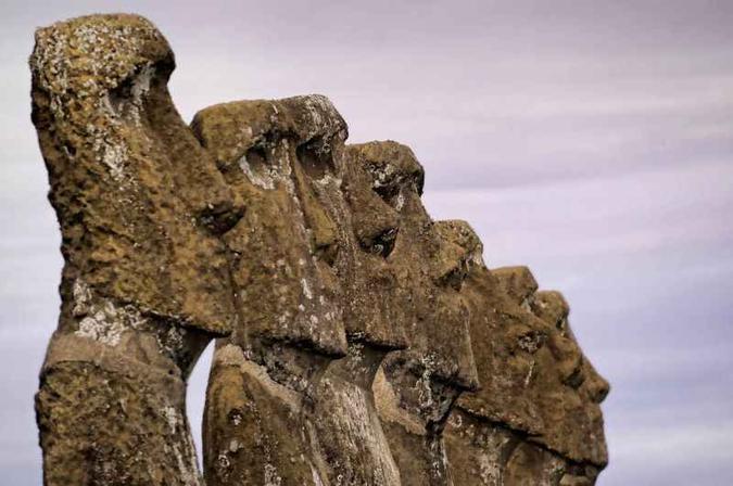 Espalhados por toda ilha, imensos e misteriosos blocos de pedra esculpidos tinham funções religiosas e culturais, como em funerais(foto: Martin Bernetti/AFP) Espalhados por toda ilha, imensos e misteriosos blocos de pedra esculpidos tinham funções religiosas e culturais, como em funerais(foto: Martin Bernetti/AFP)