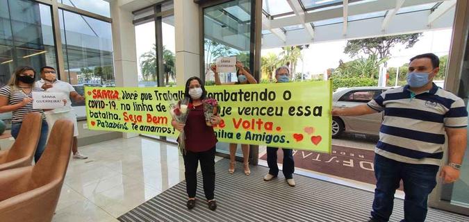 Sâmia ficou quase dois meses internada: em parte desse período, ficou intubada(foto: Sindicato dos Auxiliares e Técnicos em Enfermagem/Divulgação) Sâmia ficou quase dois meses internada: em parte desse período, ficou intubada(foto: Sindicato dos Auxiliares e Técnicos em Enfermagem/Divulgação)