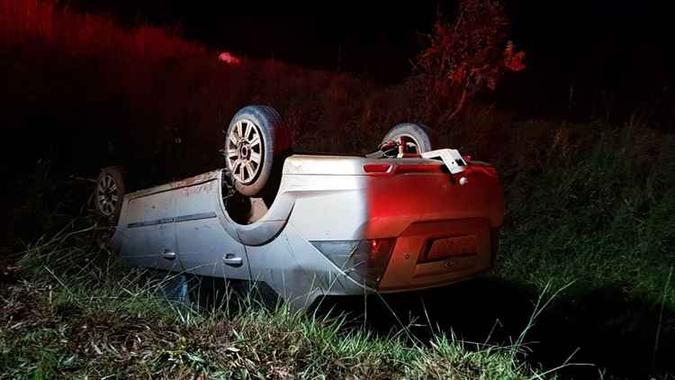 O carro saiu da via e capotou em um matagal às margens da via(foto: CBMDF/Divulgação) O carro saiu da via e capotou em um matagal às margens da via(foto: CBMDF/Divulgação)