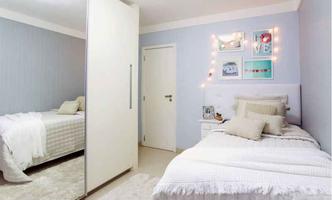 No quarto projetado por Gabriela De Rossi, as cores são todas neutras, em tons de branco e azul clarinho. Os objetos que se tornam mais marcantes seguem a mesma paleta de cores, porém em tons mais intensos. As lâmpadas diferentes também acrescentam personalidade ao espaço.(foto: Santini/Divulgação) No quarto projetado por Gabriela De Rossi, as cores são todas neutras, em tons de branco e azul clarinho. Os objetos que se tornam mais marcantes seguem a mesma paleta de cores, porém em tons mais intensos. As lâmpadas diferentes também acrescentam personalidade ao espaço.(foto: Santini/Divulgação)