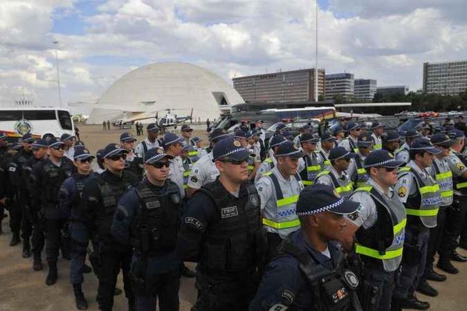 O reajuste de militares também ficaria condicionado a mudanças no Fundo Constitucional(foto: Minervino Junior/CB/D.A Press) O reajuste de militares também ficaria condicionado a mudanças no Fundo Constitucional(foto: Minervino Junior/CB/D.A Press)
