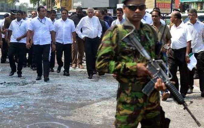 Primeiro-ministro do Sri Lanka, Ranil Wickremasinghe (C) chega para visitar o local do atentado a bomba no Santuário de Santo Antônio em Kochchikade, em Colombo.(foto: Ishara S. Kodikara/AFP) Primeiro-ministro do Sri Lanka, Ranil Wickremasinghe (C) chega para visitar o local do atentado a bomba no Santuário de Santo Antônio em Kochchikade, em Colombo.(foto: Ishara S. Kodikara/AFP)
