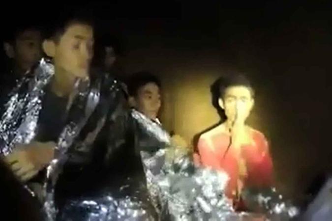 Adul Sam-on aparece à esquerda da imagem: ele é um dos 12 meninos presos em caverna na Tailândia(foto: Reprodução) Adul Sam-on aparece à esquerda da imagem: ele é um dos 12 meninos presos em caverna na Tailândia(foto: Reprodução)