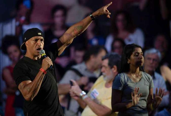 A crítica de Mano Brown não passou despercebida pelo candidato do PT a presidente da República(foto: Mauro Pimentel/AFP) A crítica de Mano Brown não passou despercebida pelo candidato do PT a presidente da República(foto: Mauro Pimentel/AFP)
