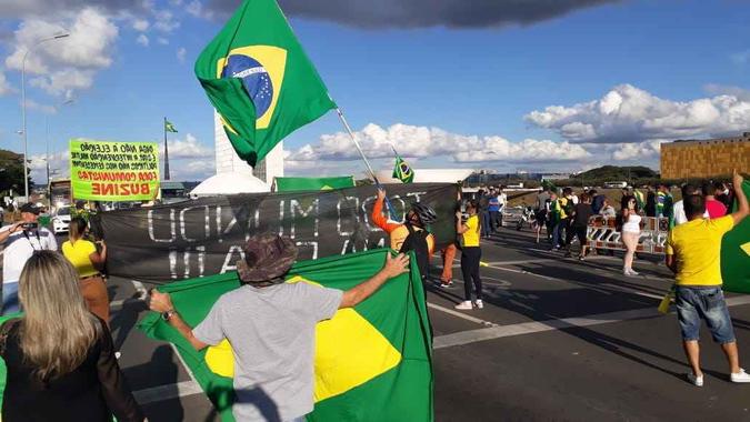 Manifestantes aproveitam o sinal vermelho para pedir adesão dos motoristas que passam pela via(foto: Antônio Cunha/CB/D.A.Press ) Manifestantes aproveitam o sinal vermelho para pedir adesão dos motoristas que passam pela via(foto: Antônio Cunha/CB/D.A.Press )