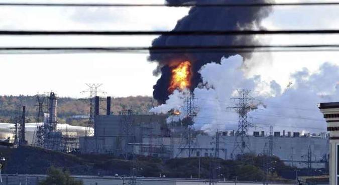As imagens publicadas nas redes sociais mostraram chamas intermitentes e uma coluna de fumaça preta que subia da refinaria(foto: AFP) As imagens publicadas nas redes sociais mostraram chamas intermitentes e uma coluna de fumaça preta que subia da refinaria(foto: AFP)