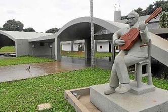 O prédio da Casa do Cantador, que é um símbolo de Ceilândia, foi projetado por Oscar Niemeyer(foto: Minervino Junior/CB/D.A Press) O prédio da Casa do Cantador, que é um símbolo de Ceilândia, foi projetado por Oscar Niemeyer(foto: Minervino Junior/CB/D.A Press)