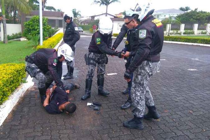 Um dos suspeitos tentou fugir, mas foi capturado por policiais da Força Nacional que passavam pelo local na hora(foto: Polícia Militar/Divulgação) Um dos suspeitos tentou fugir, mas foi capturado por policiais da Força Nacional que passavam pelo local na hora(foto: Polícia Militar/Divulgação)