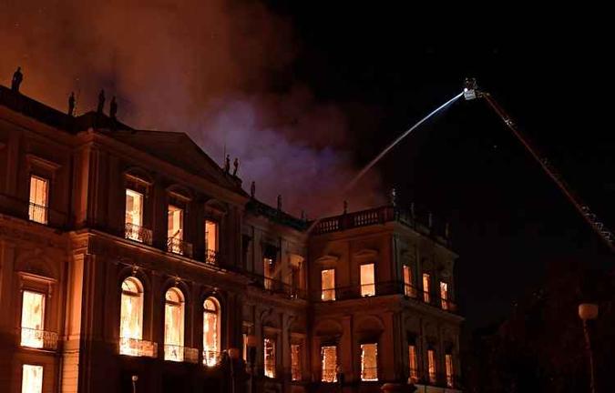 O Museu Nacional, um dos mais antigos do Brasil pegou fogo no último (dia 2/9).(foto: CARL DE SOUZA / AFP) O Museu Nacional, um dos mais antigos do Brasil pegou fogo no último (dia 2/9).(foto: CARL DE SOUZA / AFP)