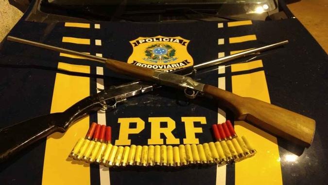 Além das duas espingardas sem registro, agentes encontraram 37 balas em uma mochila(foto: PRF/Divulgação) Além das duas espingardas sem registro, agentes encontraram 37 balas em uma mochila(foto: PRF/Divulgação)