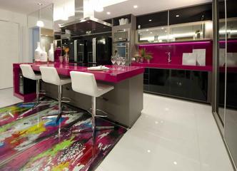 No projeto de Alessandra Guidoni para o CASA COR Espírito Santo, o rosa pink foi adicionada ao mármore da bancada e também ao revestimento da pia, adicionando personalidade sem deixar de lado a sofisticação.(foto: Alessandra Guidoni/Casa Cor Espirito Santo/Divulgação. ) No projeto de Alessandra Guidoni para o CASA COR Espírito Santo, o rosa pink foi adicionada ao mármore da bancada e também ao revestimento da pia, adicionando personalidade sem deixar de lado a sofisticação.(foto: Alessandra Guidoni/Casa Cor Espirito Santo/Divulgação. )
