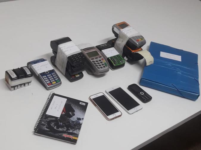 Durante a operação foram apreendidos, na casa do coronel, diversos itens como máquinas de cartão, livros contábeis, caixas vazias de armas de fogo e cápsulas de armas de fogo (foto: Divulgação/PCDF) Durante a operação foram apreendidos, na casa do coronel, diversos itens como máquinas de cartão, livros contábeis, caixas vazias de armas de fogo e cápsulas de armas de fogo (foto: Divulgação/PCDF)