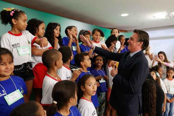 Presidente da República, Jair Bolsonaro se encontra com crianças da Escola Classe 1 da Estrutural, DF, durante Celebração de Páscoa(foto: Alan Santos/PR) Presidente da República, Jair Bolsonaro se encontra com crianças da Escola Classe 1 da Estrutural, DF, durante Celebração de Páscoa(foto: Alan Santos/PR)