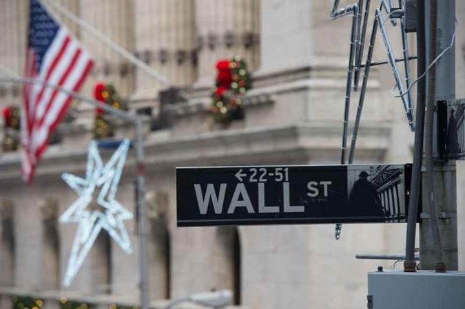 Indicadores de Wall Street caíram forte na terça-feira. Maior perda foi a da bolsa Nasdaq, que recuou 3,8% (foto: Bryan R. Smith/AFP - 2/1/18 ) Indicadores de Wall Street caíram forte na terça-feira. Maior perda foi a da bolsa Nasdaq, que recuou 3,8% (foto: Bryan R. Smith/AFP - 2/1/18 )