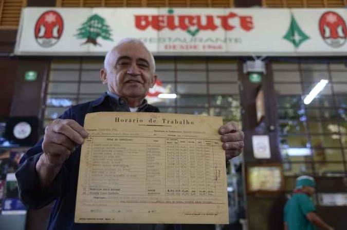 Chiquinho exibe, com orgulho, a folha de ponto de quando ainda era garçom no bar que hoje comanda(foto: Ed Alves/CB/D.A Press) Chiquinho exibe, com orgulho, a folha de ponto de quando ainda era garçom no bar que hoje comanda(foto: Ed Alves/CB/D.A Press)
