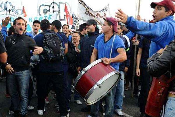 Manifestantes bloqueiam a rodovia Pan-Americana, em Buenos Aires(foto: Daniel Garcia/AFP photo) Manifestantes bloqueiam a rodovia Pan-Americana, em Buenos Aires(foto: Daniel Garcia/AFP photo)